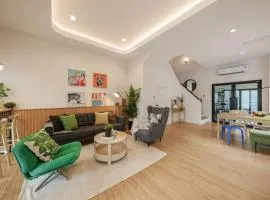 Stylish Modern 4BR Villa, 12pax, 200m BTS PhraKhanong, SKV 69, 10min ThongLo, Ekamai