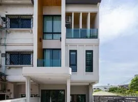 Cozy Spacious 4BR Villa, 12pax, 200m BTS PhraKhanong, 10min ThongLo, Fast 500mbps Wifi