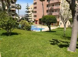 Descanso y jardines con piscinas