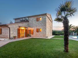 Villa Orada for 6 people with private pool & only 2,5 km from the beach, hotel in Krnica