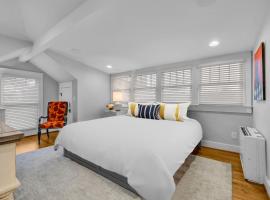 Historic West End Guest Studio Suite by SkyRun Nashville, δωμάτιο σε οικογενειακή κατοικία στο Νάσβιλ