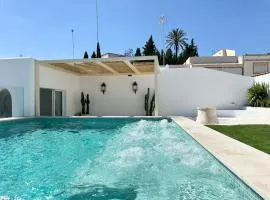 Villa con piscina privada salada, solárium y 3 dormitorios