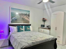 Cozy Room# 2 in Venetian Road Only 7min from airport, hotel v destinaci Turtle Cove
