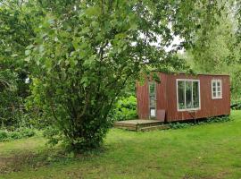 Byvej 24 Gipsywaggon, hotel in Fåborg