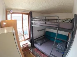 Chambre 4 personnes 2 lits proche métro 5 - salle de bain, toilettes et cuisine sont commune