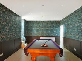 8 Bed Chigwell Mansion, Event Hall, Cinema and NightClub, khách sạn ở Chigwell
