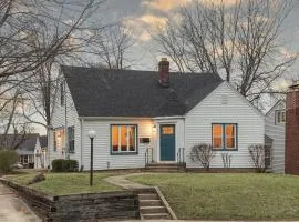 Relaxing Rockford Stay 3 br 1 bath in the heart of Northern Illinois Family Friendly