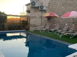 CASA RURAL PUERTO - casa de piedra con piscina privada - Valle del Ambroz - Casas del Monte - IDEAL PARA DISFRUTAR EN FAMILIA O GRUPO DE AMIGOS