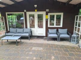chalet bosrust nr 38, hotel v destinaci Lanaken