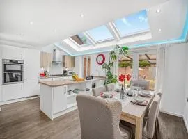 Chic Riverside Retreat Salford 4bd free parking