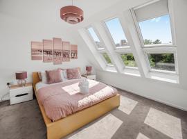 Chic Riverside Retreat Salford 4bd free parking, hotel in Manchester
