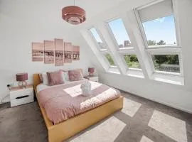 Chic Riverside Retreat Salford 4bd free parking