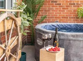 Chic Riverside Retreat Salford 4bd free parking