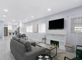 Center Miami Designer Home 3 BR sleeps 9, Hotel in Miami