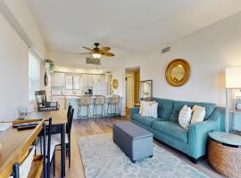 Modern oceanfront condo with outdoor pool, balcony, & washer/dryer，位于杰克逊维尔海滩的酒店