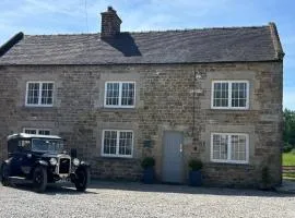 Stunning 4 Bed Peak District Farmhouse Near Alton Towers, Polar Bears, Chatsworth House