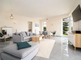 Seaside House - Ferienhaus mit privatem Bootsanleger, Terrasse und Wellness-Komfort direkt am Wasser