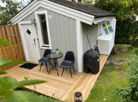 Mysig stuga nära en sjö