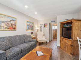 Lovely 1 Bed Beach Condo #128, hotell sihtkohas Carpinteria