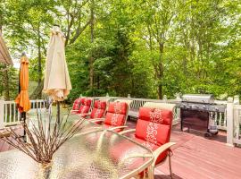 Walk to Beach Elegant Escape in Lusby!, hotel v destinaci Lusby