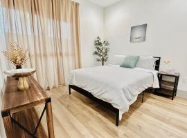 Newly Built Modern Central 2B On Sherman with Free Parking, hotel barato en North Sherman Way