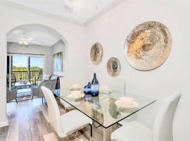 Stunning 3BR Near Disney - Pool and Hot Tub!, hotel v Orlandu