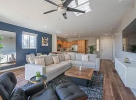 Charming 3BD - Gym, W-D, Parking - Sleeps 8