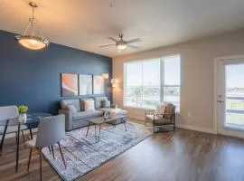 Stylish 1BD - Balcony, Pool, Gym, W-D - Sleeps 4