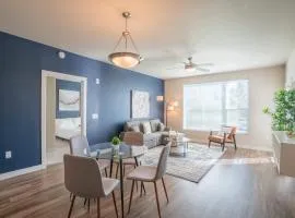 Posh 2BD - Gym, Pool, Parking, W-D - Sleeps 8