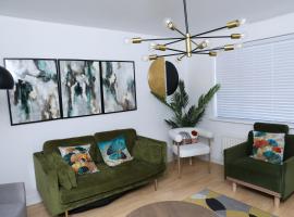 Entire 3Bed in Greater Manchester with Fast Wi-Fi, Garden & Free Parking, hotel v destinaci Little Hulton