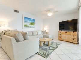 2 Mi to Jupiter Beach Condo with Lake Views โรงแรมในจูปิเตอร์