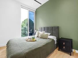 Luxury 2BR Flat with Gym, Games Room, Cinema & Free Parking in Kew Gardens, hotel v destinaci Kew Bridge