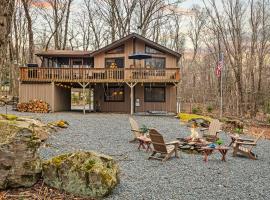 Atlas Point Lodge Sauna Fireplaces Kayaks Lakes Pet-Friendly Yard, hotel v destinaci Pocono Lake