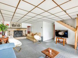 Manistee Forest Retreat Group-Friendly Lake House, hotel v destinaci Baldwin