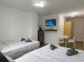 4 pers studio style room Near South Wimledon station R3