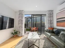 Explore Wanaka - Mountain Views, Riverside Locale
