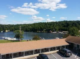 Clark's Beach Motel: Old Forge şehrinde bir otel