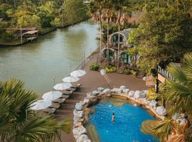 DAMNERNPAWA, hotel con pileta en Bang Khon Thi