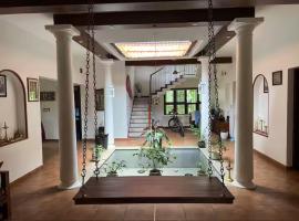 Traditional Kerala Heaven in Ernakukam - Kaippilly Tharvadu, hotel in Kāladi