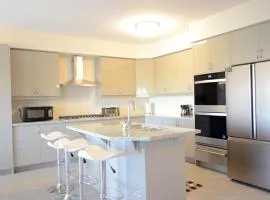 Spacious 5 Bed & Gourmet Kitchen