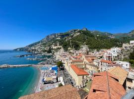 Rooftop flat in Amalfi Central "Panoramic view, Near the beach,Terrace ", hotel v Amalfi