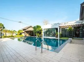 Penny - Farthing Pool Villa