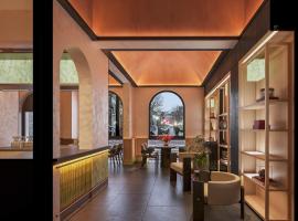 베이징에 위치한 호텔 Happy Dragon Imperial Garden Courtyard --Newly renovated French Window with garden view, Close to Lama Temple Forbidden City&Subway Nearby &free coffee & Free laundry&English speaking with tour services &Free WiFi unlimited for Western software