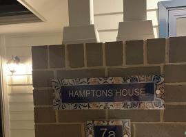 Hamptons House Mudgee -Lux Stays, отель в городе Маджи