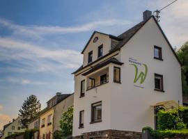 Ferienwohnungen Haus am Würzlaysteig, cheap hotel in Lehmen