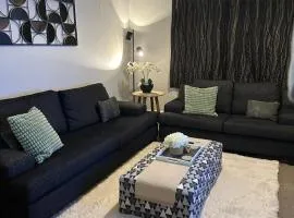 RENWICK IN THE CITY NELSON, 10min walk to city centre, full kitchen, fast fibre wifi, drive 13min to Airport, 5min to Hospital, quiet street, dog friendly