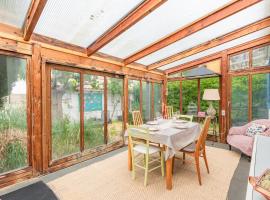 Le Chalet des Eucalyptus - à 200 m de la plage, Hotel in Fleury