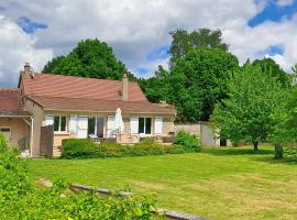 La Maison et son jardin sur le Canal de Bourgogne, hotel v destinaci Ravières