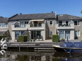 Modern 4-person ground-floor apartment on the waterfront with private dock near Giethoorn