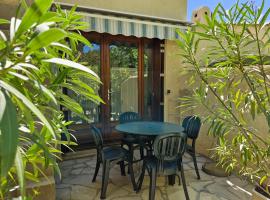 Maisonnette de charme dans domaine naturiste au pied du Mont Ventoux !, hotel a Bédoin